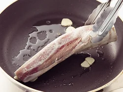 かつおはオリーブ油、にんにくを熱したところに入れて焼き、食欲をそそる風味に。