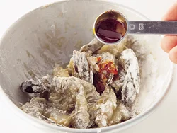 小麦粉をまぶしたところにラー油をからめ、さらに片栗粉で風味を閉じ込めて揚げる。