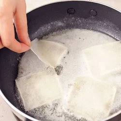 バターがしっかり溶けてから、春巻きの皮を入れて揚げ焼きにする。