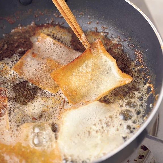 片面がきつね色になるまで揚げ焼きにし、返してもう片面もしっかりきつね色に