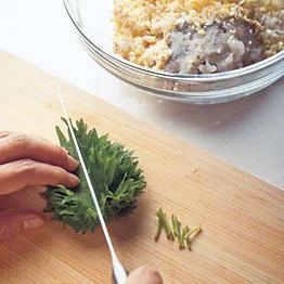 青じそは風味が落ちないように、ほかの材料をすべて揃えてから切って。食感が悪い軸は切り落とす。