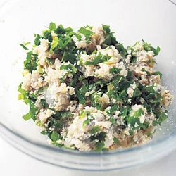 青じそを加えたら、ざっくり混ぜる程度でOK。ふんわりとした食感になり、香りもよくなる。