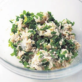 青じそを加えたら、ざっくり混ぜる程度でOK。ふんわりとした食感になり、香りもよくなる。