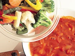冷凍野菜は凍ったまま加えてOK。煮汁の中で解凍されながら、ちょうどいい具合に火が通り、味もしみこんでいく。