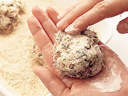 ころもはマヨネーズをぬってパン粉をつけるだけ。小麦粉、卵をつける手間がないのに、パン粉もしっかりつく。