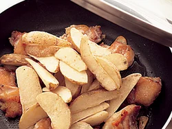 とり肉の上にポテトをのせて蒸し焼きにすると、ポテトが焦げずに短時間で火が通る。