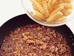 ポテトは電子レンジで半解凍してから加えると、さっと炒めるだけで肉がポテトにからみやすい。