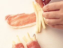 ポテトは凍ったまま豚肉で巻いてOK。たった１分蒸し焼きにするだけでほっくり食感に仕上がる。