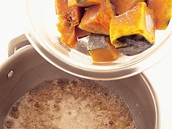 冷凍かぼちゃは特に火が通りやすく、短時間煮るだけでホクホクに。旬のかぼちゃを冷凍しているので甘みも充分。