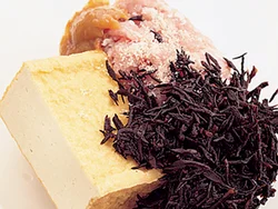 たねには、豆腐ではなく厚揚げを混ぜれば水切りの必要なし。厚揚げを手でつぶしながらよく練り混ぜて。
