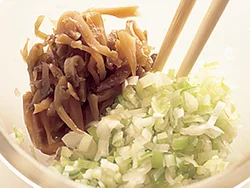 ザーサイに、ねぎ、ごま油、塩を混ぜるだけで、風味のよいたれが完成。あっさりしたうまみのとり肉と相性抜群。