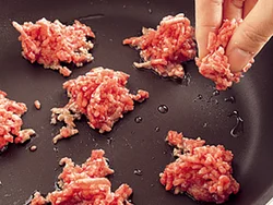 ひき肉は、わざわざだんご状にしなくても、少量ずつつまんでフライパンに並べて焼くと、かたまりになってボリュームが出る。