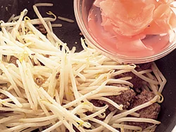 甘酢しょうがは、漬け汁も調味料代わりになる。しょうがの風味、酸味と甘みで、ご飯に合う。