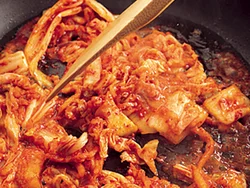 キムチは最初にごま油で炒めるのがコツ。うまみとコクが増して、仕上がりのおいしさもワンランクアップ。