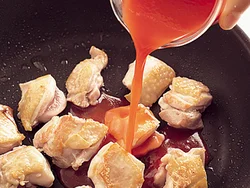 うまみのあるトマトジュースを加えることで、じっくり煮込まなくても、味わい深くなり、後味のよい夏向きのカレーになる。