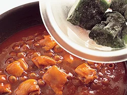冷凍ほうれん草は仕上げに凍ったまま加える。さっと煮るだけでやわらかくなり、とろりとした口当たりがカレーによく合う。