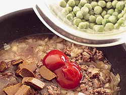 グリーンピースは、カレールウや調味料と一緒に加えて煮ると、豆のコクや甘みが引き出されて、うまみが増す。