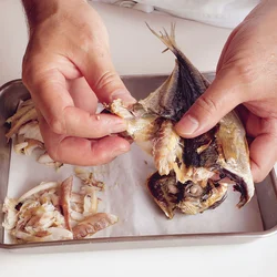 魚のうまみが凝縮し、塩けもある干ものは、おいしい冷や汁のもとになる。さっと焼くだけでこうばしくなり、生臭みもないので、だし汁を使わず、みそを溶いた汁に混ぜるだけでＯＫ。