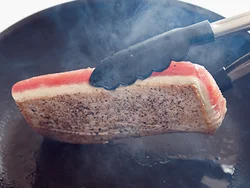 まぐろは強火で表面をさっと焼く。中はまぐろのピンク色が残るくらいにし、表面だけにこんがり焼き色をつけて。