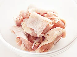 とり肉は下味をもみ込んだら、ラップをかけずに電子レンジで加熱する。こうすることで、とり肉に軽く火が通り、揚げる時間を短縮することができるうえ、下味もよくしみこむ。