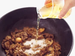 牛肉の色が変わったらビールを加える。ビールは飲み残しの、気が抜けているものでもOK。
