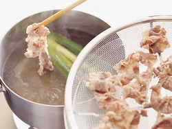 牛肉はゆでたら、氷水にはとらずに、なるべく平らなざるに広げて冷ます。こうすることで肉がかたくならず、うまみも逃げにくくなる。