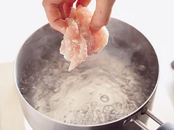 とり肉は片栗粉をまぶしてから熱湯でゆでると、ぱさつかず、ぷるぷるのやわらか食感に仕上がる。