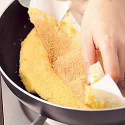 ペーパーと一緒に焼けた表面もはがれて、きれいな色になる。