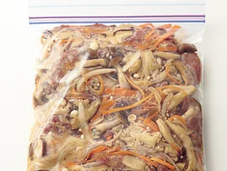 保存用密閉袋にきのこや牛肉などの具と漬け汁を入れてしばらくおき、まんべんなく味をしみわたらせる。