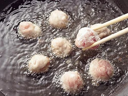 薄切り肉を丸めて揚げれば火の通りも早く、ボリュームも出る。