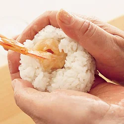 ご飯にえびをのせ、下から包み込むようにして尾を少し出して握る。