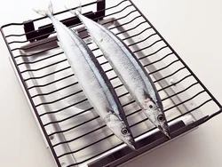 網は熱しておく。魚焼きグリルが片面焼きの場合、皿に盛るときに裏面になる側を上にして焼き、こんがりと焼き色がついたら返して同様に焼く。
