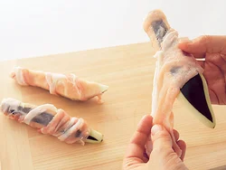 肉を少しずつ重ねて巻きつけ、焼いたときに固まってはがれないようにする。