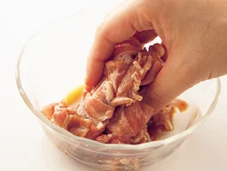 豚肉は下味をつけて臭みを除く。やわらかくなる作用も。