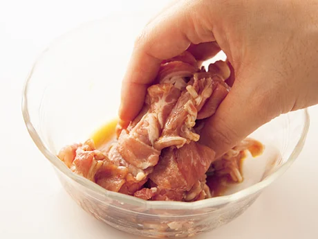 豚肉は下味をつけて臭みを除く。やわらかくなる作用も。