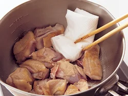 とり肉を両面焼き、脂が出たらペーパータオルでしっかりふいて、臭みを除く。