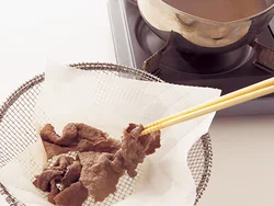 牛肉は水にとらなくてもOK。ペーパータオルで余分な水分を取り、そのままさます。