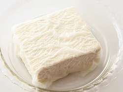 豆腐はあとで水分が出て味がうすまらないように水きりしておく。電子レンジだと短時間でできる。