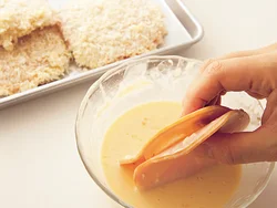 ハムがくっつくように、ころもが中に入るくらいまでどぼんｂんとつけ、それからパン粉をまぶす。