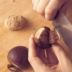 ゆで栗は座から切り目を入れて、鬼皮を引っ張るようにして頭に向かってむく。