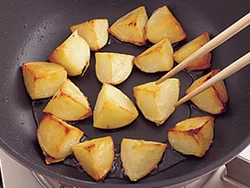 じゃがいもはレンジ加熱したあと、少し多めの油で揚げ焼きにすると、表面がカリッとしてこうばしくなる。
