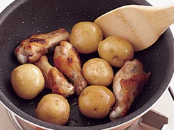 煮る前に、とり肉にこんがり焼き色をつけ、出た脂をじゃがいもにからめておくと、コクのある煮ものになる。