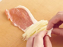 せん切りのじゃがいもに熱湯を回しかけてから肉で巻き、フライパンで焼く。程よく火が通ってシャキシャキッとした食感になる。