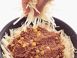 じゃがいもの半量をフライパンに敷き詰め、中央に具をのせて、残りでおおう。じっくりと焼くとじゃがいもがくっつく。