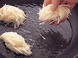 卵サイズにまとめて揚げ焼きにすると、表面はカリッ、中はモチッとした食感に。
