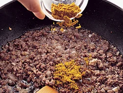 ひき肉がポロポロにほぐれたらカレー粉を加える。ひき肉から出た脂とカレー粉が混ざり、コクのあるスパイシーなグラタンに仕上がる。