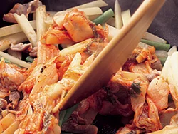 じゃがいも、豚肉を炒めたらいんげん、キムチを加える。キムチは炒めることでうまみとコクが増しておいしくなる。