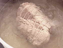 豚肉は煮立てないようにじっくりゆでると、肉がやわらかくなり、ゆで汁においしいだしが出る。
