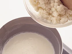 つぶしたじゃがいもが温かいうちに、煮立った牛乳に混ぜると、味がなじみやすい。
