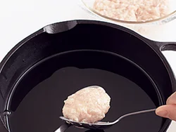 たねはやわらかいのでスプーンの上で形を整え、揚げ油に入れるとよい。
